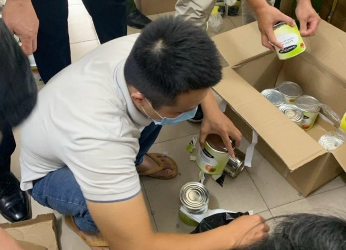 Ma túy được "ngụy trang" trong các lon hộp đồ ăn. 