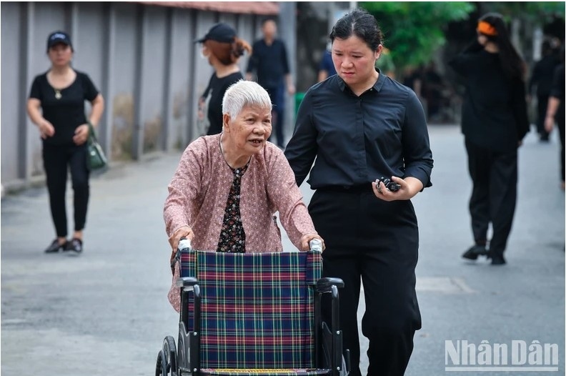 Despite her age, a heroic Vietnamese mother takes a wheelchair with her to the funeral service.