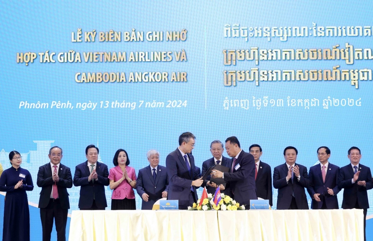 Lễ ký kết biên bản ghi nhớ Vietnam Airlines và Cambodia Angkor Air.