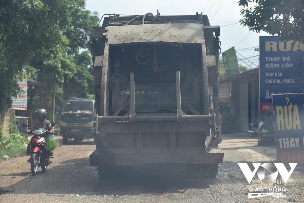 Những xe rác này cũng không được vệ sinh trước khi di chuyển ra đường, thành thùng xe đen kịt, đặc quánh nước rác.