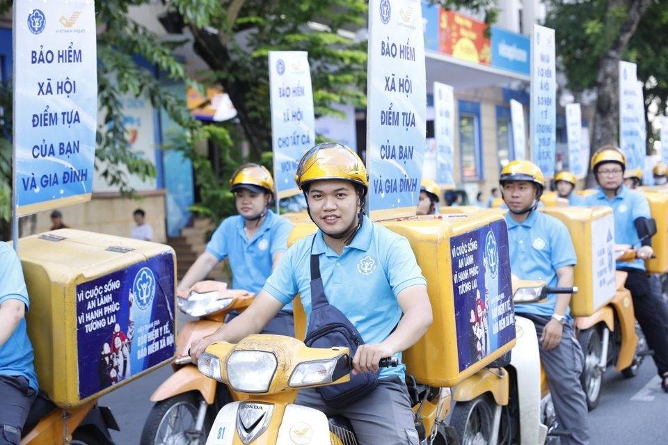 Đoàn diễu hành đi qua nhiều đường phố để tuyên truyền vận động, phát triển người tham gia BHXH tự nguyện, BHYT hộ gia đình.