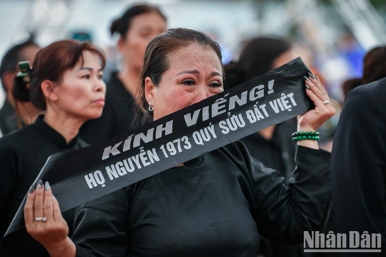 This woman cannot hold back her tears, showing her respect to the respected leader.