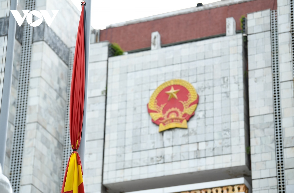 As a gesture of respect, the national flag is at half-mast at the headquarter of the Hanoi People’s Committee.