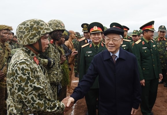General Secretary Nguyen Phu Trong meets commandos, providing them with considerable encouragement during a visit.