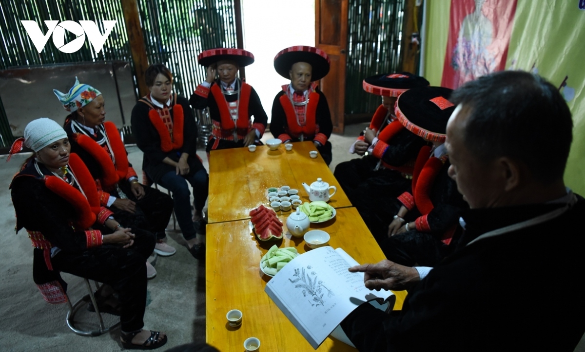 During monthly meetings, village chiefs spread knowledge of precious medicinal plants and traditional remedies from old books