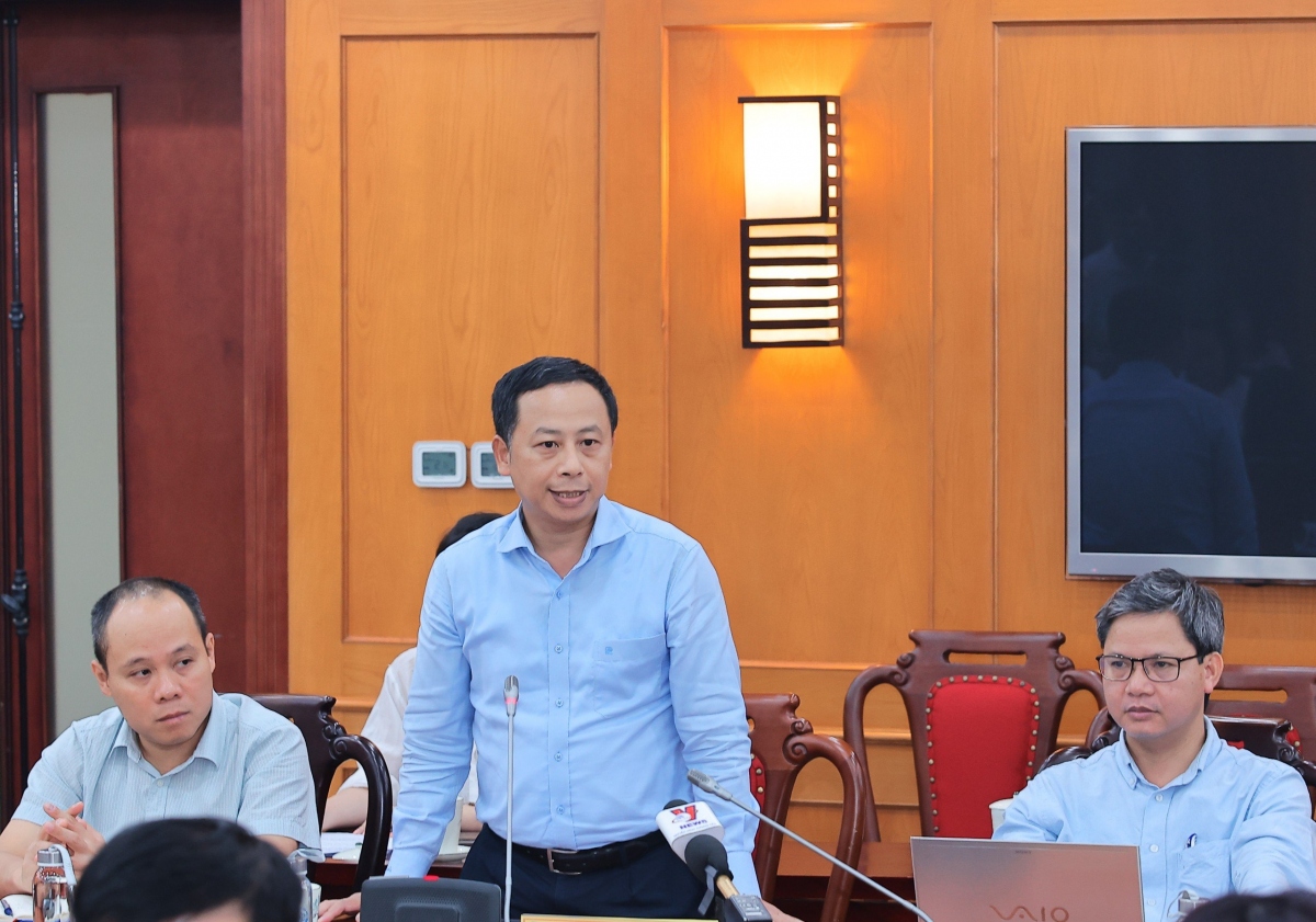 Ông Phạm Đình Nguyên, Giám đốc Quỹ Phát triển KHCN Quốc gia (người đứng) chia sẻ thông tin về hướng đổi mới của quỹ