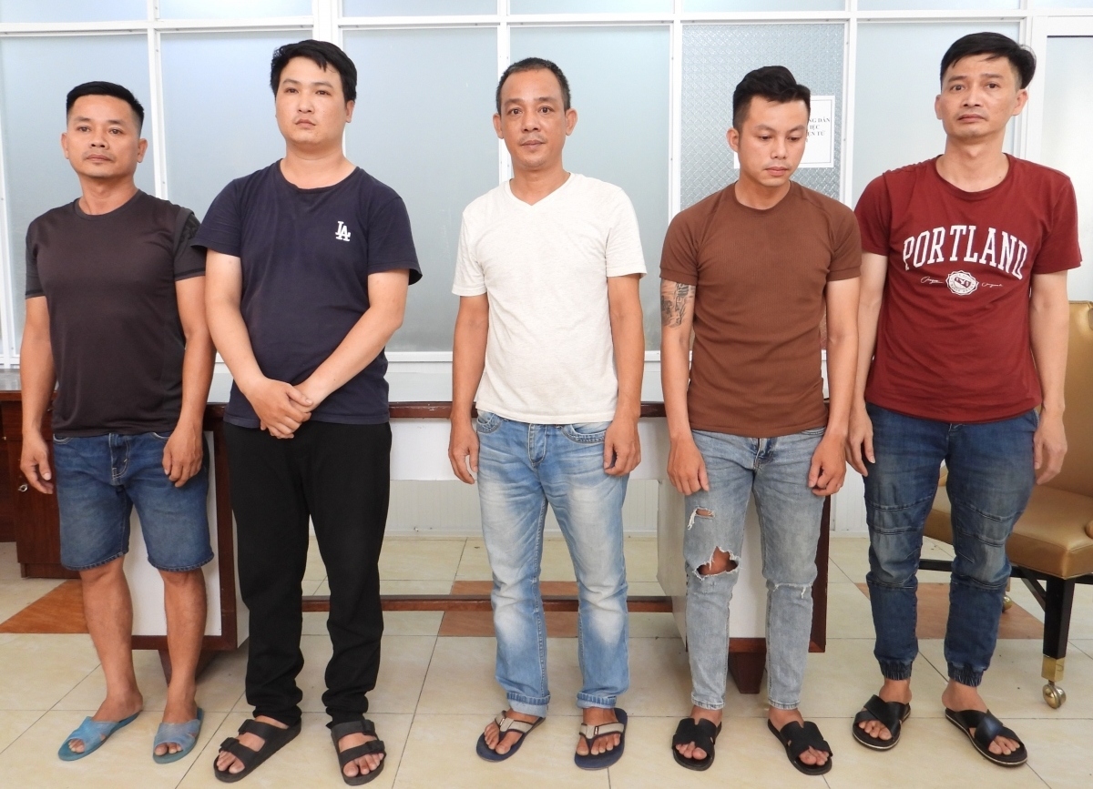 Ngày 30/6, Công an TP Đà Nẵng phối hợp các đơn vị nghiệp vụ có liên quan triển khai 6 tổ công tác đồng loạt tiến hành triệu tập Trần Minh Quang cùng 11 đối tượng khác để đấu tranh. Tại cơ quan Công an, bước đầu Trần Minh Quang thừa nhận mình là “nhà cái” đứng ra tổ chức đường dây cá độ bóng đá với sự tham gia của hàng chục đối tượng khác tại Đà Nẵng và Quảng Nam. Chỉ trong thời gian từ cuối tháng 5/2024 đến khi bị bắt giữ, đường dây đánh bạc qua mạng do Trần Minh Quang cầm đầu đã tổ chức cho hàng ngàn lượt người tham gia với tổng số tiền đánh bạc khoảng 100 tỷ đồng.