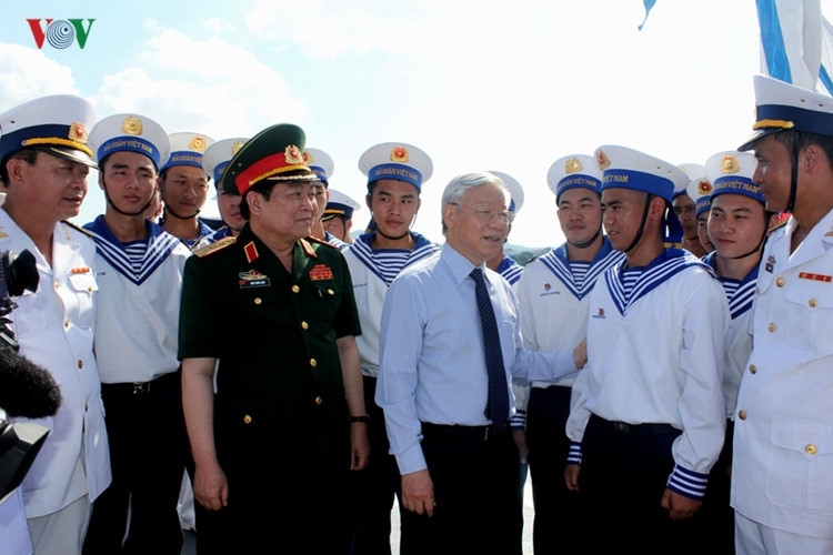 Party General Secretary Nguyen Phu Trong meets navy men garrisoned at Cam Ranh base in Khanh Hoa province.