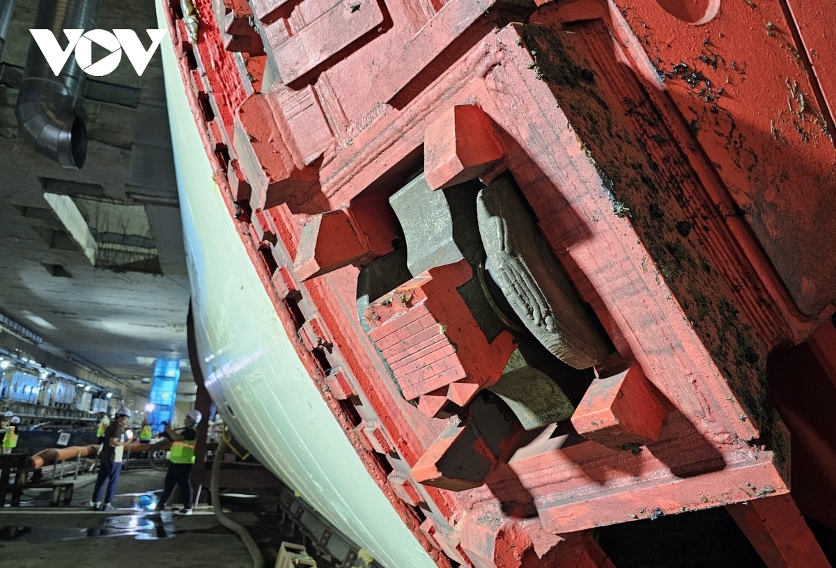 The cutting shield has a diameter of 6.55 m and weighs 63.3 tonnes.