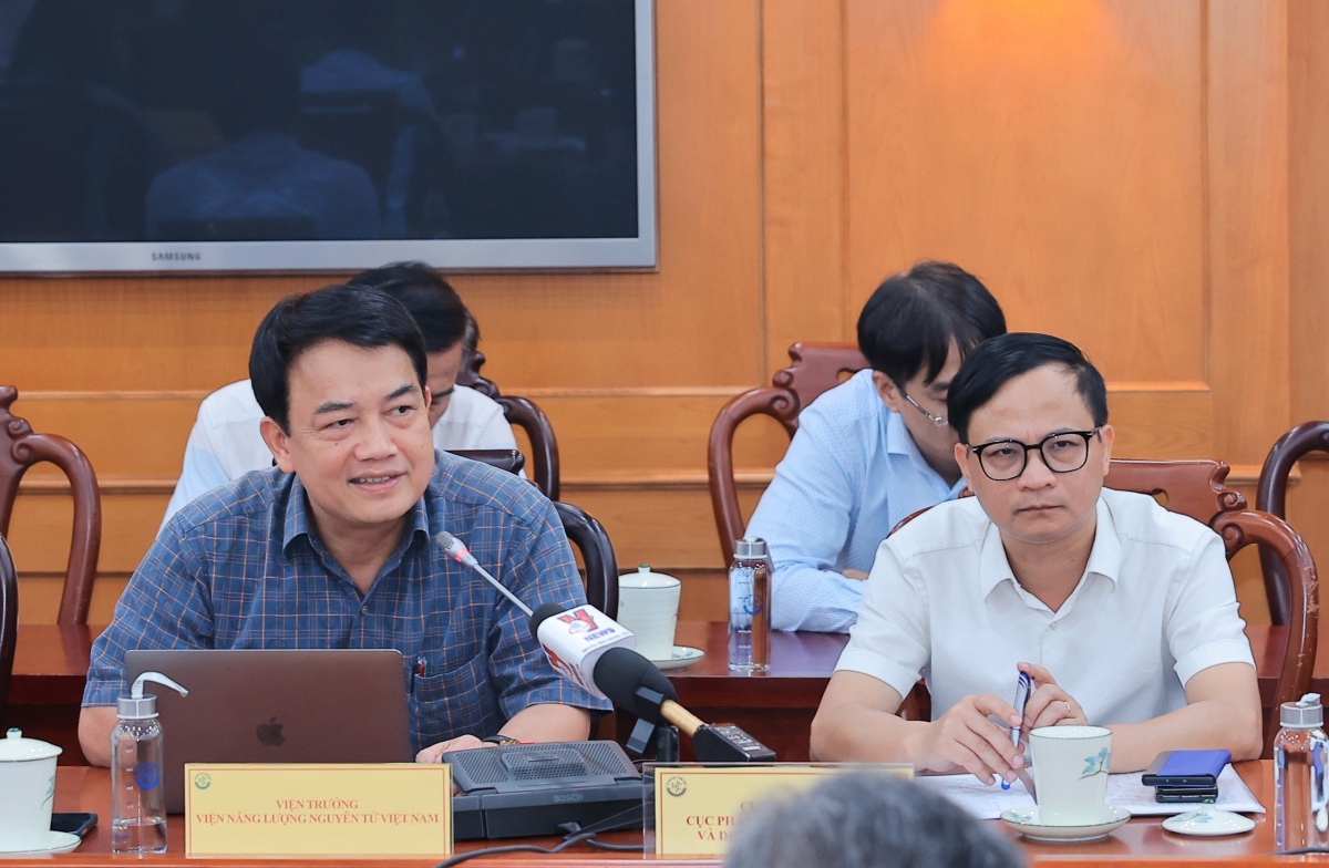TS Trần Chí Thành, Viện trưởng Viện Năng lượng nguyên tử Việt Nam (áo kẻ) chia sẻ thông tin ở họp báo