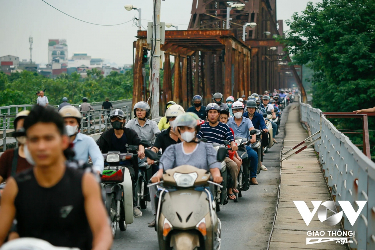 Hàng ngày vào khung giờ cao điểm, có hàng nghìn lượt phương tiện di chuyển qua cây cầu hơn 120 tuổi. Trước thông tin cầu sẽ được sửa chữa, anh Nguyễn Văn Chiến, quận Hoàn Kiếm bày tỏ, đây là một thông tin khiến anh rất vui, bởi cầu đã rất nhiều tuổi, việc sửa chữa và tu bổ là cần thiết để đảm bảo an toàn cho người dân mỗi khi lưu thông qua đây.