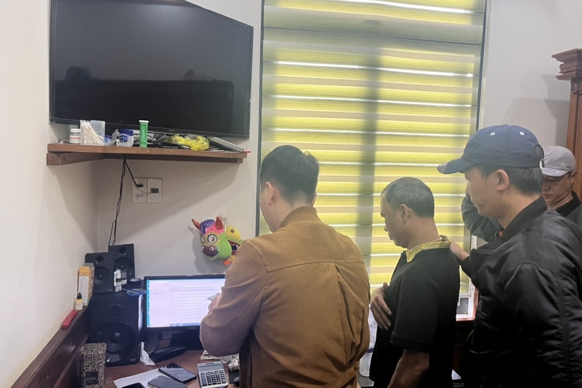 Ngày 23/6, Phòng An ninh mạng và phòng chống tội phạm công nghệ cao - Công an tỉnh Lâm Đồng phối hợp Công An TP. Đà Lạt tiến hành bắt quả tang đối tượng C.Đ.T (48 tuổi, trú TP. Đà Lạt) đang tổ chức đánh bạc bằng hình thức cá độ bóng đá trực tuyến. Công an tỉnh Lâm Đồng đã khởi tố vụ án, khởi tố 9 bị can và tiếp tục mở rộng điều tra đường dây đánh bạc này. Tại cơ quan công an, 9 đối tượng đều thừa nhận hành vi tổ chức đánh bạc, đánh bạc bằng hình thức cá cược bóng đá, với trị giá giao dịch hơn 16 tỷ đồng trong vòng một tháng.