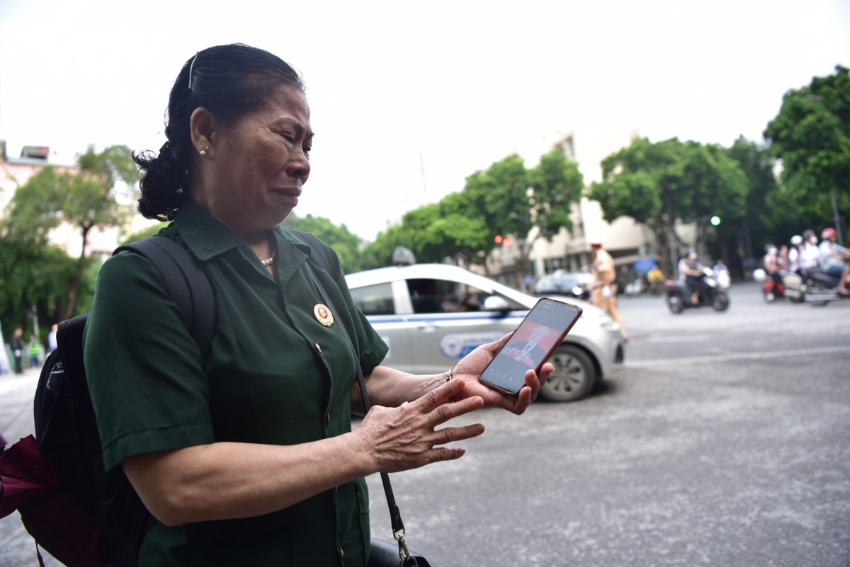 “Since I heard the news of the General Secretary’s death, I have cried every day, because he devoted his whole life to the revolutionary cause of Vietnam until his last breath,” shares Dao Thi Ngoc Lan, a war veteran of Phuc Tho district of Hanoi.