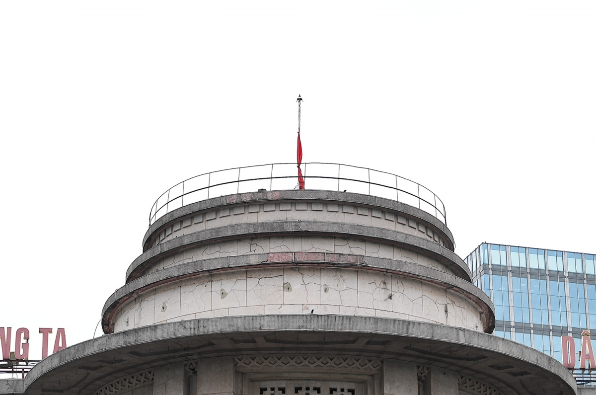 The State Bank of Vietnam is also hanging the national flag at half mast.