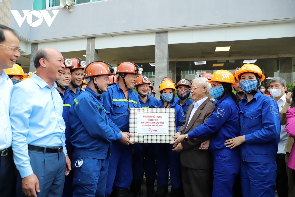 The Party leader presents gifts to managers and employees of Vang Danh Coal Joint Stock Company (Vinacomin), in Uong Bi city, Quang Ninh province.