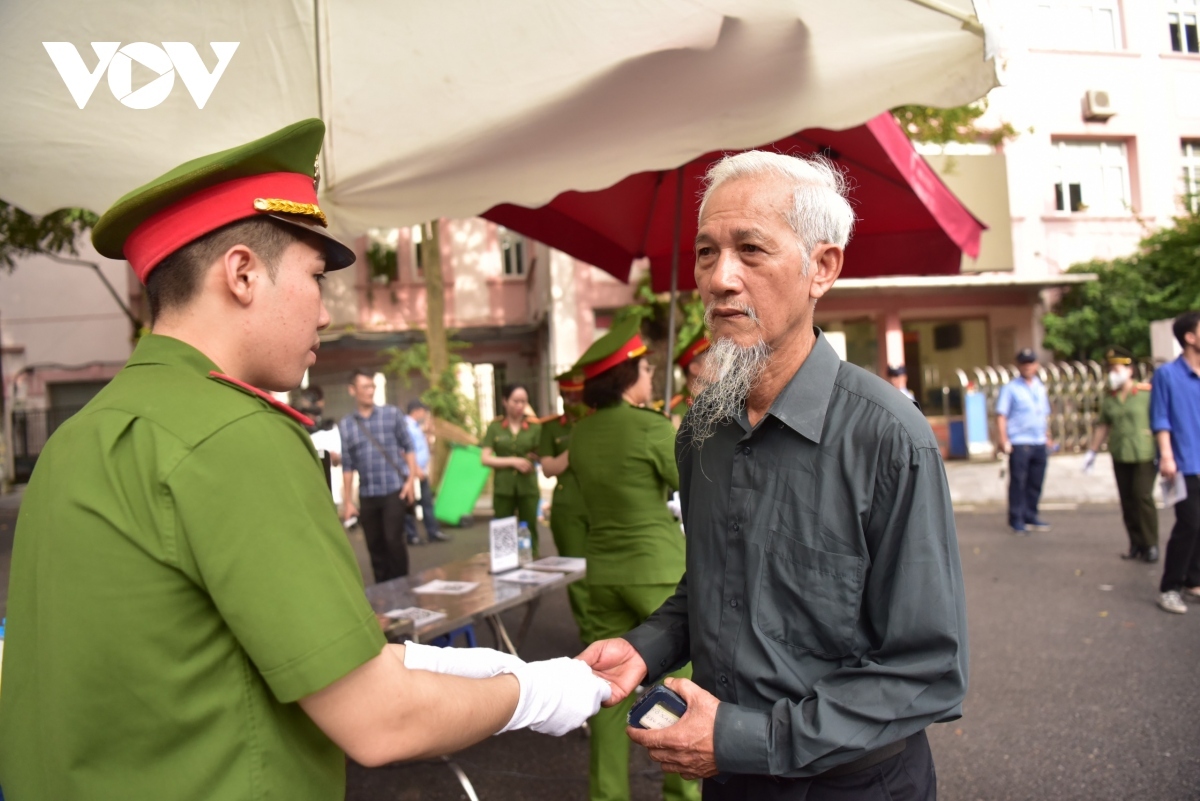 “Despite being the top Party leader, Party General Secretary Nguyen Phu Trong was close to people, and I hope successors should follow his example,” says Tran Duc Nhuan, 80, from Tay Ho district of Hanoi.