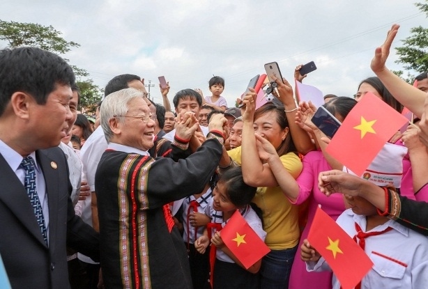 Ethnic people of Dur Kmă commune, Krong Ana district, Dak Lak province in the Central Highlands, welcome General Secretary Nguyen Phu Trong on a working visit to the great national unity festival.