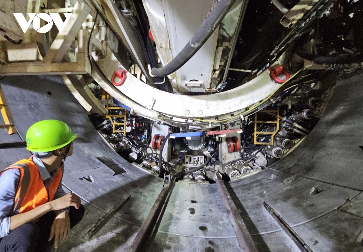 Segmental tunnel rings will be transported on rails placed immediately behind the cutting shield,
