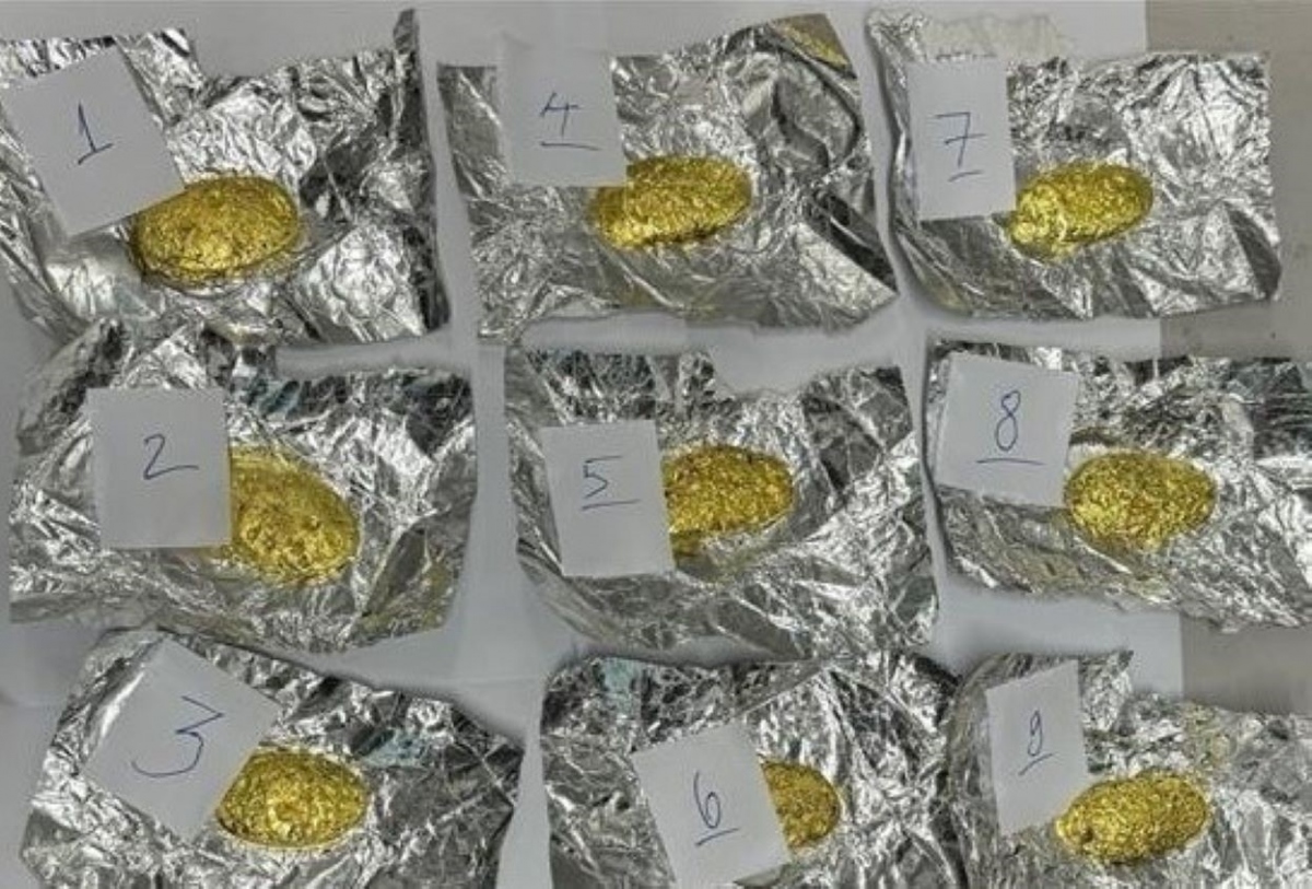 9 miếng vàng có trọng lượng hơn 1,1 kg, trị giá khoảng 2,1 tỷ đồng được gói trong những tờ giấy bạc