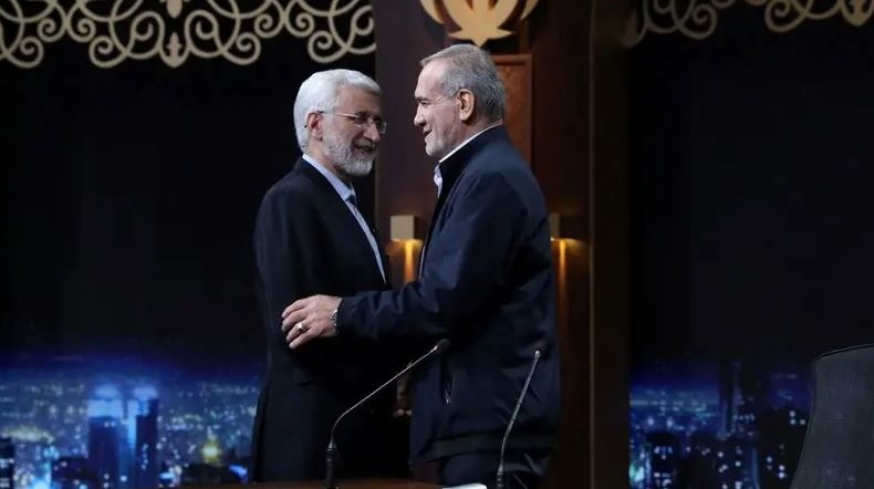 Hai ứng cử viên tổng thống Masoud Pezeshkian (bên phải) và Saeed Jalili tham dự cuộc tranh luận bầu cử tại một trường quay truyền hình ở Tehran, Iran, ngày 1/7/2024. Ảnh: Reuters