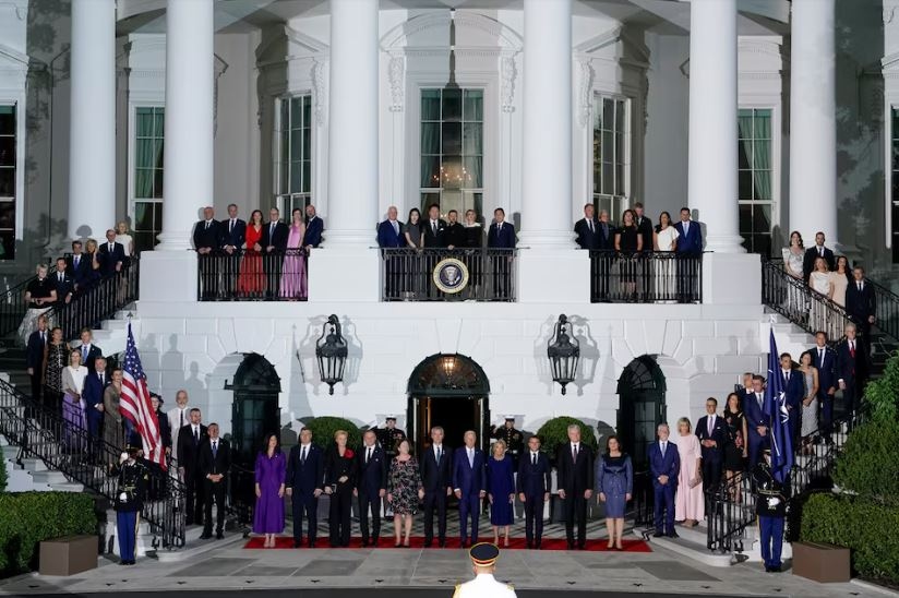Tổng thống Mỹ Joe Biden, phu nhân Jill Biden, Tổng thư ký NATO Jens Stoltenberg và phu nhân Ingrid Schulerud đứng cùng các đồng minh và đối tác NATO khác trong buổi lễ trước bữa tối tại Nhà Trắng trong hội nghị thượng đỉnh kỷ niệm 75 năm thành lập NATO ở Washington, Mỹ, ngày 10/7/2024. Ảnh: Reuters
