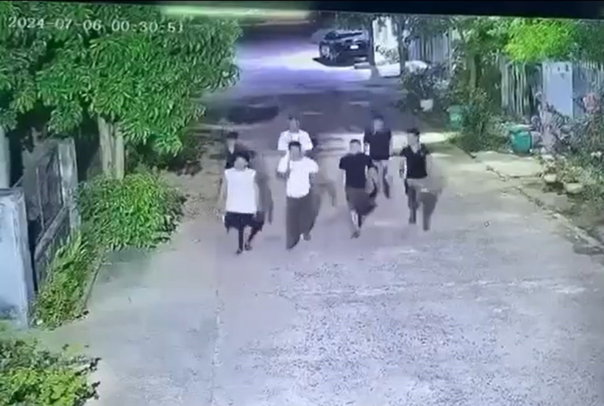 Nhóm thanh niên cầm theo gậy rượt đuổi nhau được camera của người dân ghi lại