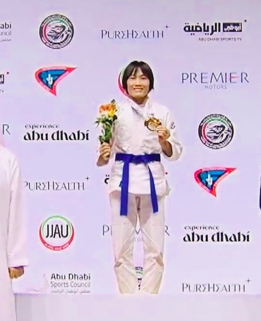 Phung Thi Hue wins a gold medal in the women’s 48kg-contact. (Photo courtesy of JJAU)