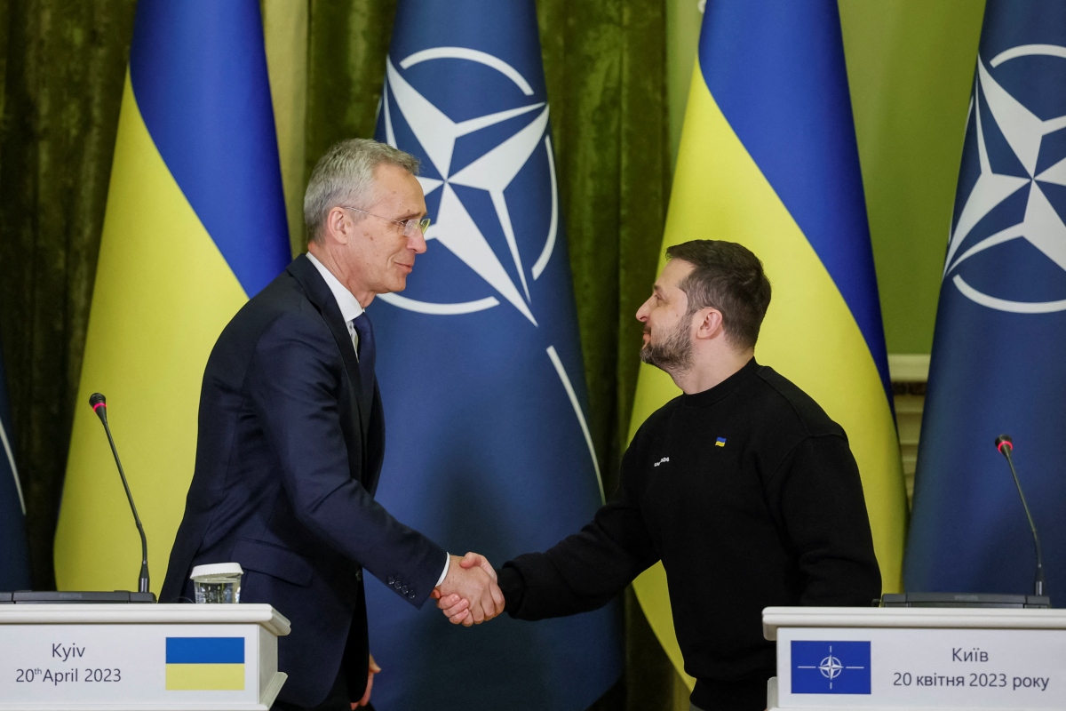 Tổng thư ký NATO Jens Stoltenberg và Tổng thống Ukraine Volodymyr Zelensky. Ảnh: Reuters