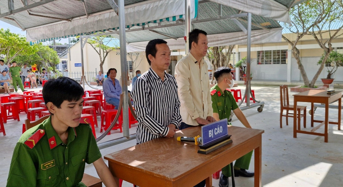 Bị cáo Hồ Văn Còn và Nguyễn Văn Nhiệm tại phiên tòa xét xử