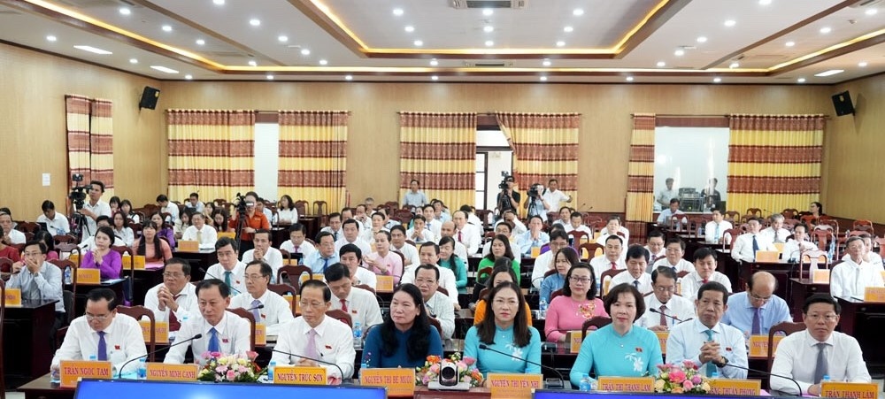 Cán bộ và nhân dân tỉnh Bến Tre tiếp tục ra sức xây dựng quê hương xứ dừa ngày càng giàu đẹp.