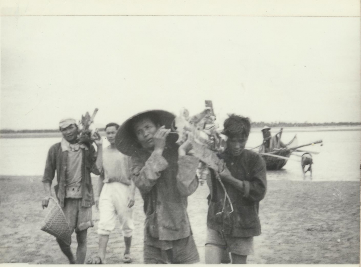 Dân quân Lạch Trường – Thanh Hóa vớt xác máy bay Mỹ bị ta bắn rơi ngày 5/8/1964
