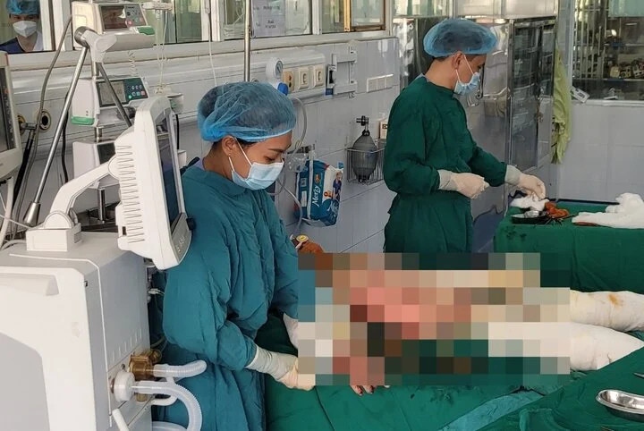 Các bác sĩ cấp cứu chống sốc, điều trị bỏng hô hấp cho 6 nạn nhân. (Ảnh: BSCC).