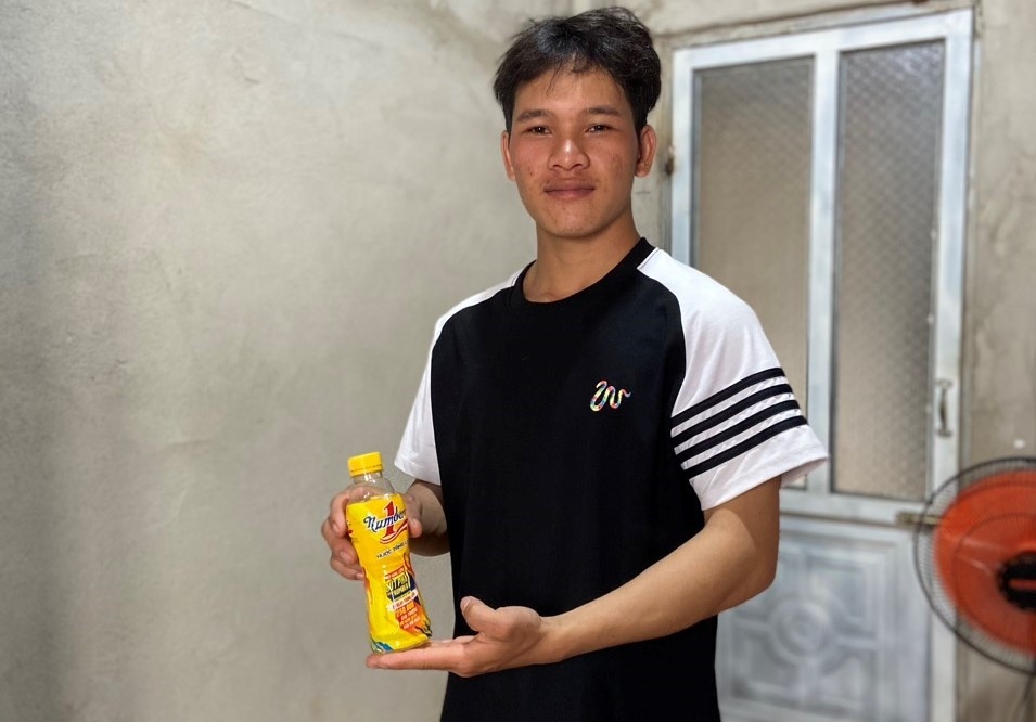 Anh Y-Nỹ là khách hàng trúng giải nhì trị giá 30 triệu từ chương trình “Xé ngay trúng liền 2024 – Number 1” - Ảnh: NVCC