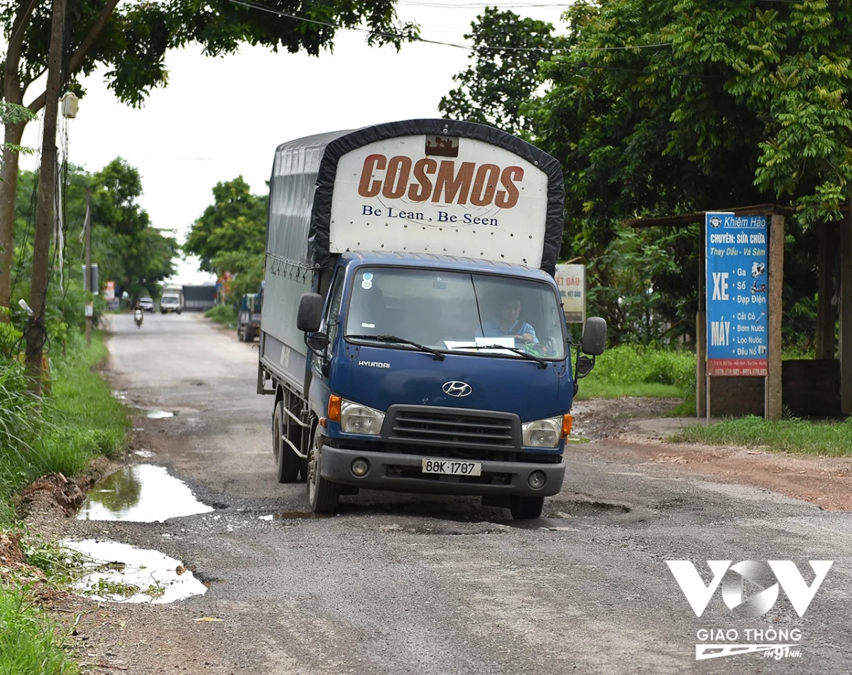 Ghi nhận đoạn qua cầu Máng Tép, hàng loạt ổ voi, ổ gà xuất hiện trong nhiều tháng qua.