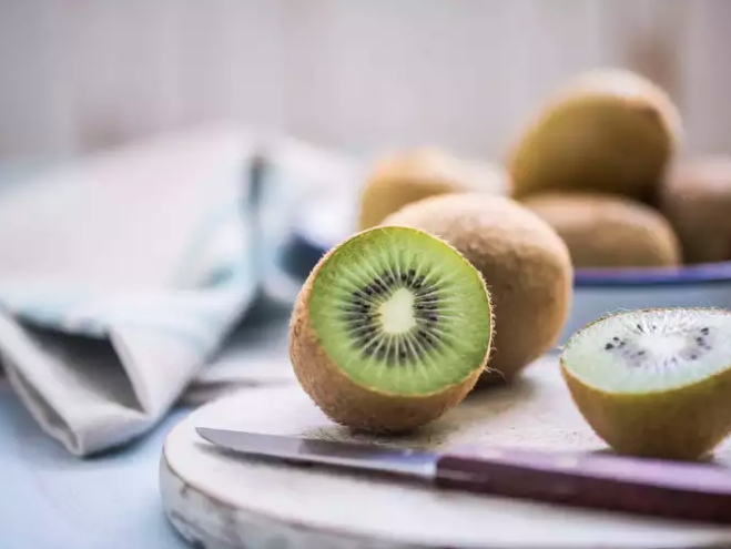 Theo USDA, một quả kiwi cỡ trung bình (75g) cung cấp 42 calo, 0,1g protein, 10,1g carbohydrate và 0,4g chất béo. Ngoài ra, Kiwi là nguồn cung cấp vitamin C, chất xơ và kali dồi dào. Trong hai quả kiwi, bạn nhận được 230% giá trị vitamin C hàng ngày và 70% nhu cầu vitamin K. Kiwi cũng cung cấp vitamin E và folate.