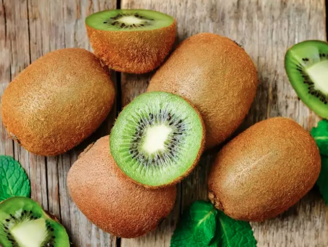 Hỗ trợ sức khỏe xương: Kiwi cung cấp các chất dinh dưỡng thiết yếu như vitamin K, canxi và magiê, rất quan trọng để duy trì xương chắc khỏe. Ăn kiwi thường xuyên có thể giúp cải thiện mật độ xương và giảm nguy cơ loãng xương.