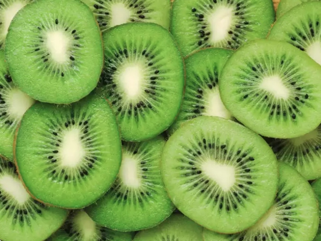 Giàu vitamin C: Kiwi chứa nhiều vitamin C, giúp tăng cường hệ thống miễn dịch và thúc đẩy làn da khỏe mạnh.