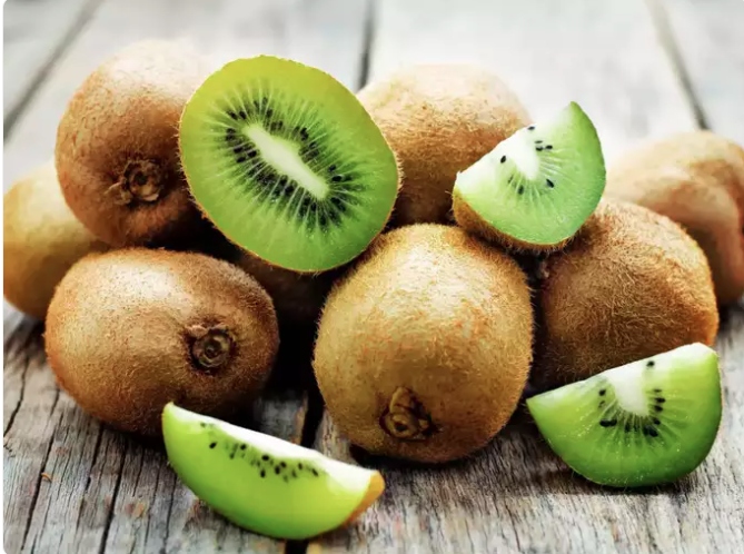 Đặc tính chống oxy hóa: Kiwi rất giàu chất chống oxy hóa, giúp chống lại các gốc tự do và giảm căng thẳng oxy hóa.