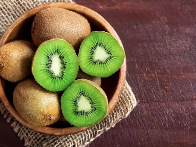 Hỗ trợ sức khỏe tim mạch: Kiwi giúp hạ huyết áp và giảm đông máu, tăng cường sức khỏe tim mạch.