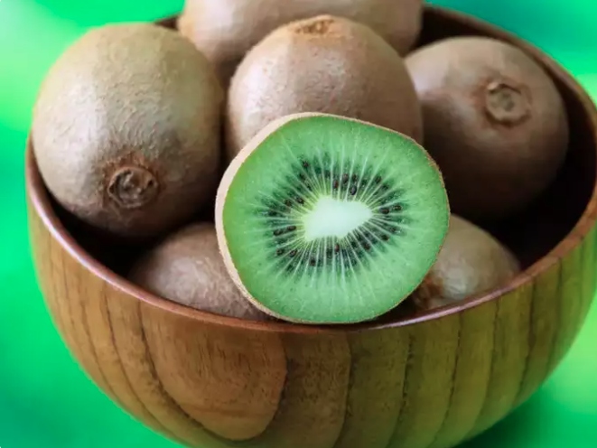Tăng cường sức khỏe làn da: Vitamin và chất chống oxy hóa của Kiwi giúp duy trì làn da khỏe mạnh, sáng mịn và có thể hỗ trợ giảm các dấu hiệu lão hóa.