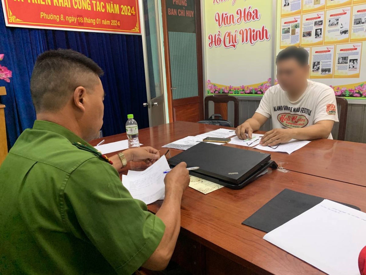 Đối tượng Đặng Quang V. làm việc với Công an Quận 10. (Ảnh: CACC)
