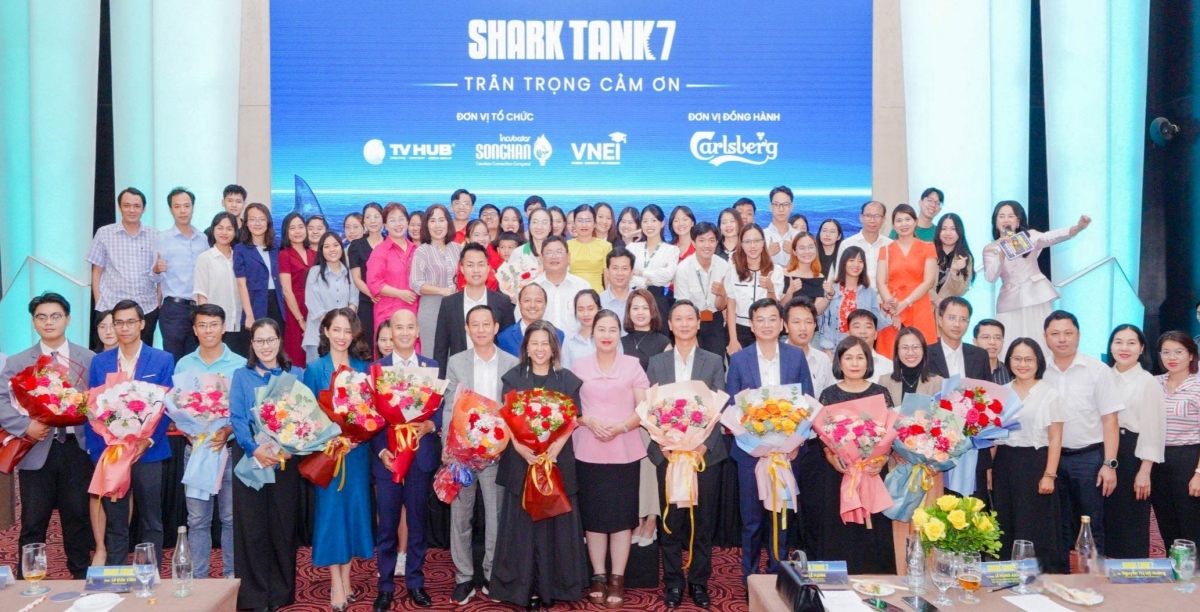 Nghi thức chào mừng 30 năm đường bay và <a href="https://vov.vn/kinh-te/quoc-hoi-dong-y-gia-han-khoan-vay-4000-ty-dong-cho-vietnam-airlines-post1104633.vov" target="_blank">hành khách thứ 15 triệu của Vietnam Airlines trên đường bay giữa Việt Nam - Hàn Quốc</a>.