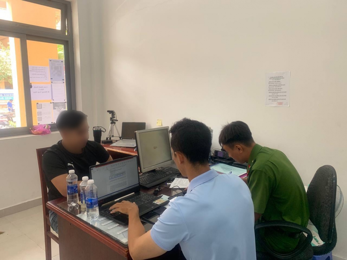 Riêng đối với Tô Thành N., Công an TP. Thủ Đức đã răn đe, cho đối tượng cam kết không tái phạm, yêu cầu đối tượng chấp hành nghiêm quy định pháp luật. (Ảnh: CACC)