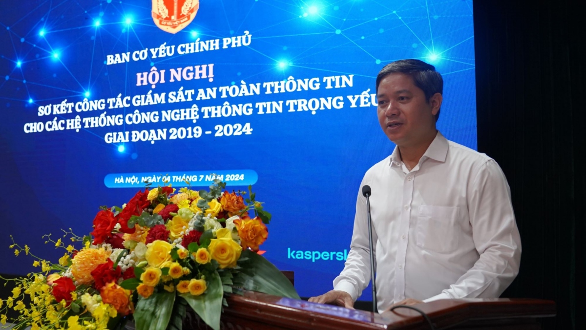 Đại tá Nguyễn Hữu Hùng, Phó Trưởng ban Ban Cơ yếu Chính phủ phát biểu tại hội nghị
