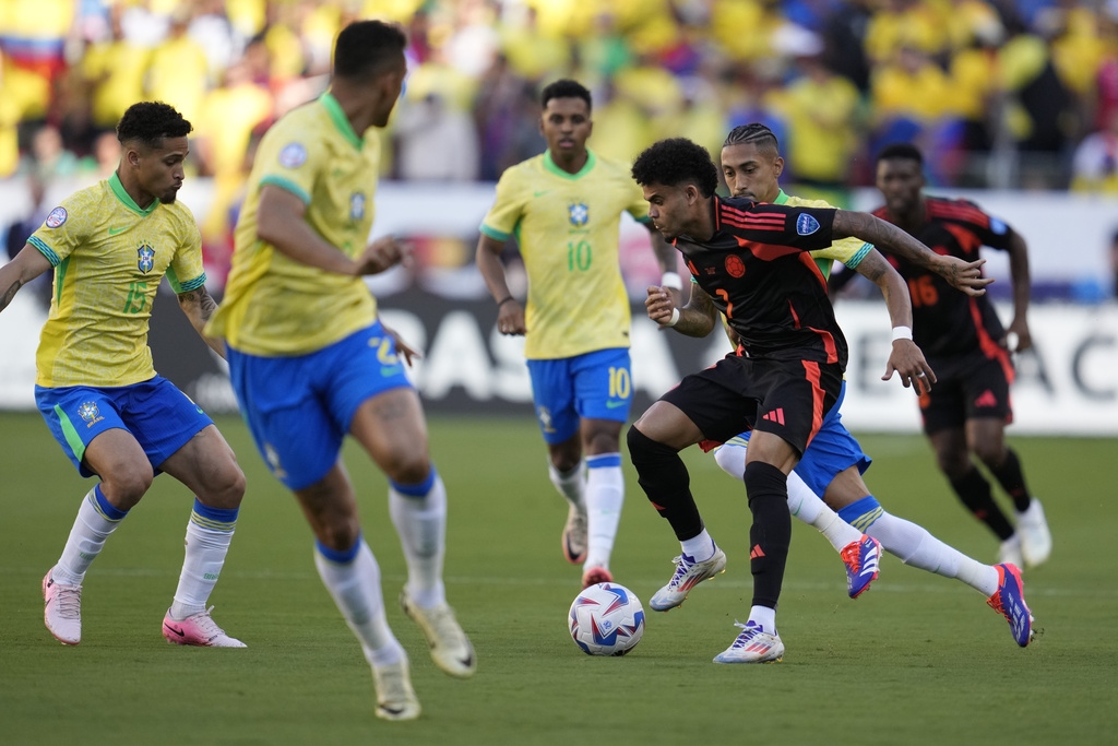 Colombia đang dâng đội hình lên cao để tìm kiếm bàn gỡ (Ảnh: AP).