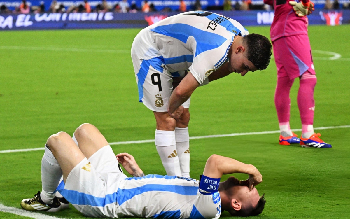 Phút 36,  Messi nỗ lực đưa bóng vào vòng cấm Colombia nhưng không thành công. Ngược lại, M10 đã bị lật cổ chân sau tình huống va chạm với hậu vệ Arias.
