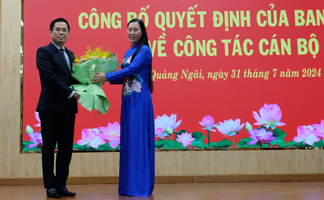 Bà Bùi Thị Quỳnh Vân, Bí thư Tỉnh ủy Quảng Ngãi tặng hoa chúc mừng tân Phó Bí thư Tỉnh ủy Quảng Ngãi