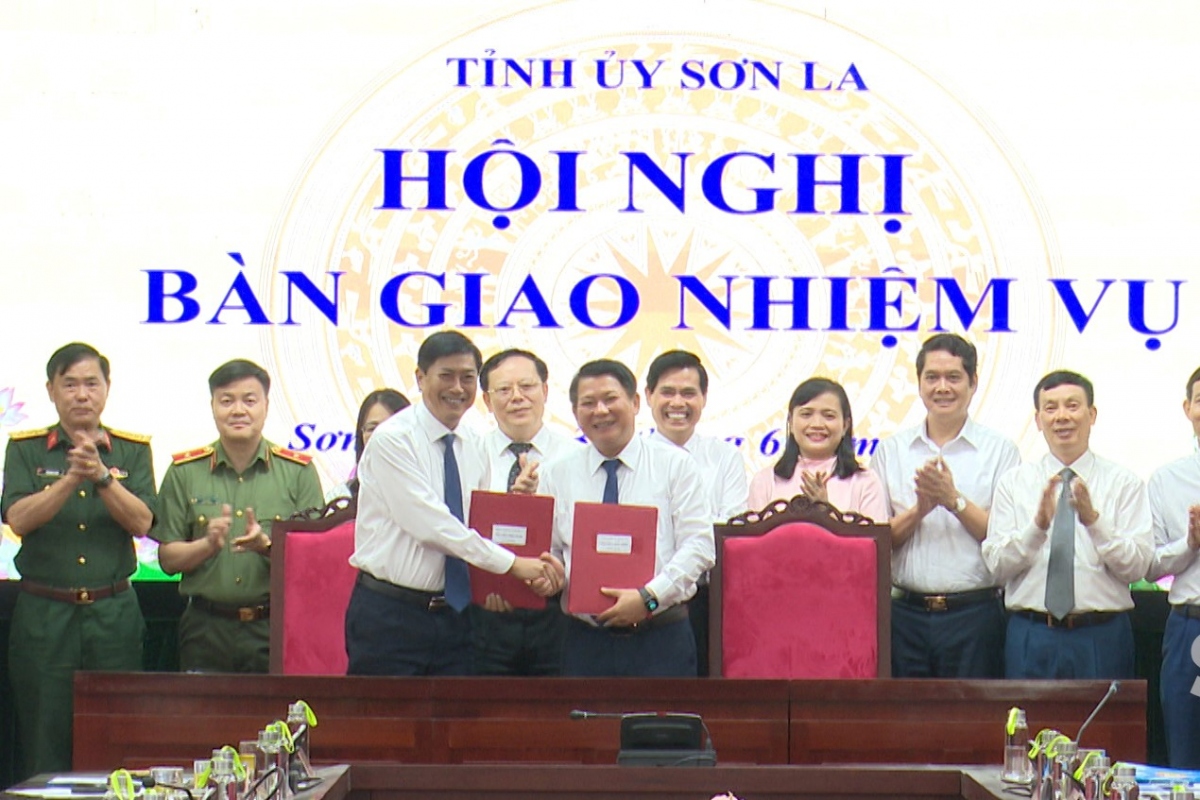Bàn giao nhiệm vụ Bí thư Tỉnh uỷ Sơn La giữa ông Nguyễn Hữu Đông và ông Lò Minh Hùng. Ảnh: STV 1