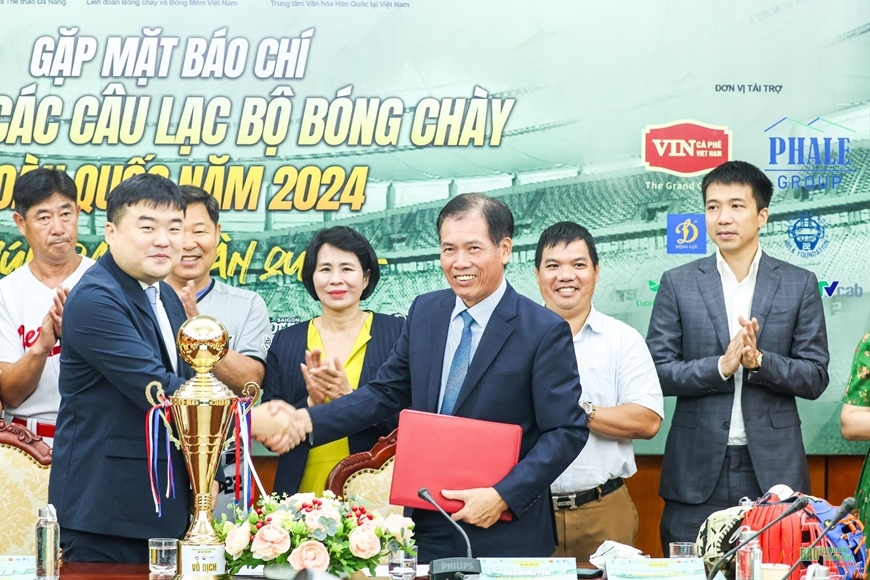 The Vietnam Baseball and Softball Federation and the Korean Cultural Center in Vietnam agree to co-host the 2024 national baseball club cup - Korean ambassador cup. (Photo: qdnd.vn)