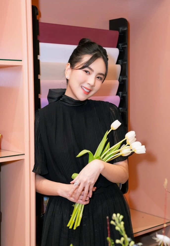MC Mai Ngọc tạo dáng bên hoa, kèm dòng tâm sự: "Đến một thời điểm bạn bỗng phát hiện ra mình không còn thích những bông hồng rực rỡ nhiều gai nữa".